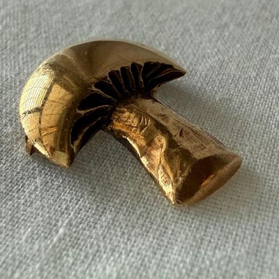 14K Gold Mushroom Pin (K-HS)