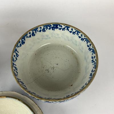 Sale Photo Thumbnail #1418: Both pieces have cracks on bottom, lids have chipping
Piece on left is missing handle
Selling as-is.
Large: 12" diameter x 5" high
Small: 11" diameter x 4" high