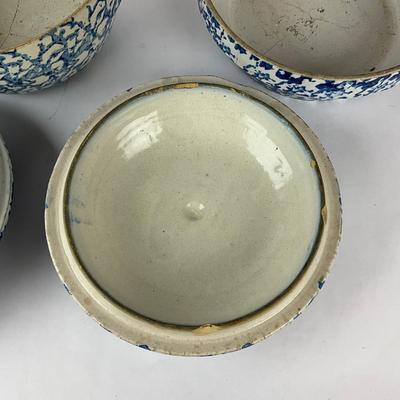 Sale Photo Thumbnail #1417: Both pieces have cracks on bottom, lids have chipping
Piece on left is missing handle
Selling as-is.
Large: 12" diameter x 5" high
Small: 11" diameter x 4" high