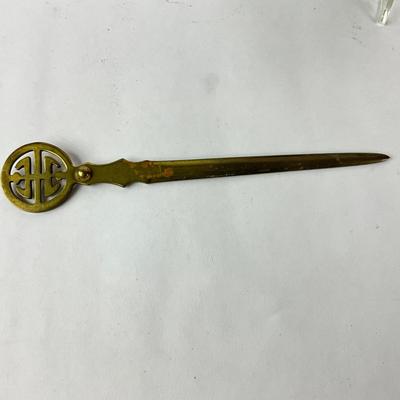 Sale Photo Thumbnail #1449: Comes with brass magnified glass, brass letter opener, frog ink well, leaf plate
Leaf plate is cracked twice (see photos)
Letter opener: 8" long
Mag. glass: 2.5" high x 4" diameter x 5.5" long
Leaf plate: 5" wide