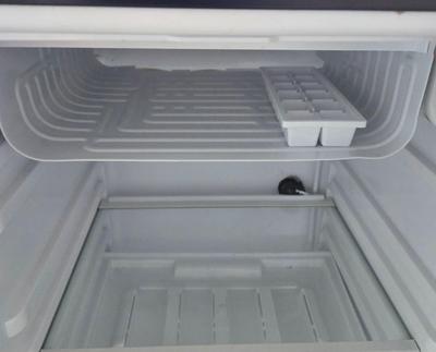 LOT 295G: Mini Refrigerator/ Great for Dorm Room