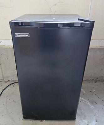 LOT 295G: Mini Refrigerator/ Great for Dorm Room