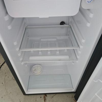LOT 295G: Mini Refrigerator/ Great for Dorm Room