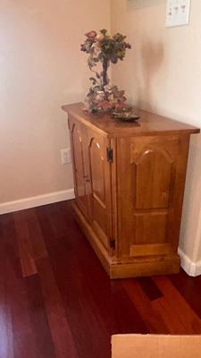 CABINET WITH HOME DECOR