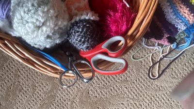 YARN, KNITTING NEEDLES, SCISSORS, BASKET AND TOTE