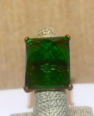 Size 6½ HUGE (1¼" x 1") Beveled "Party Style" Deep GREEN RING with Rose Gold Tone Setting and SPLIT Band (15.8g)