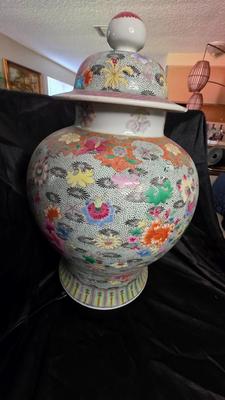 Chinese Famille Rose “Thousand Flowers” Temple Jar – Hand-Painted Porcelain Artistry