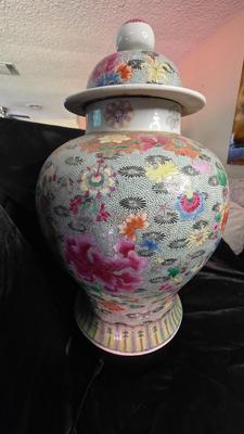 Chinese Famille Rose “Thousand Flowers” Temple Jar – Hand-Painted Porcelain Artistry