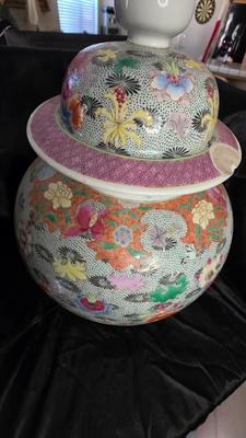 Chinese Famille Rose “Thousand Flowers” Temple Jar – Hand-Painted Porcelain Artistry