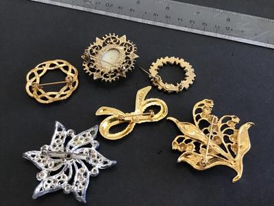 6 Brooches. Vintage