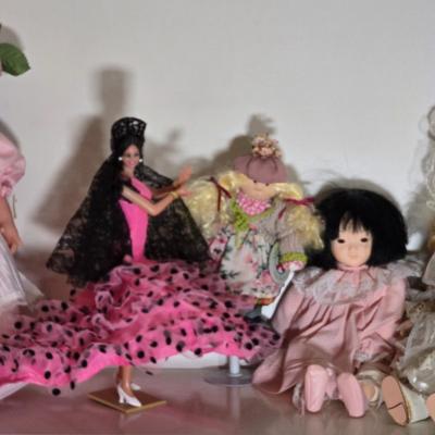 LOT 85X: Large Dollie Lot Including Seymour Mann, Precious Moments Dolls and More
