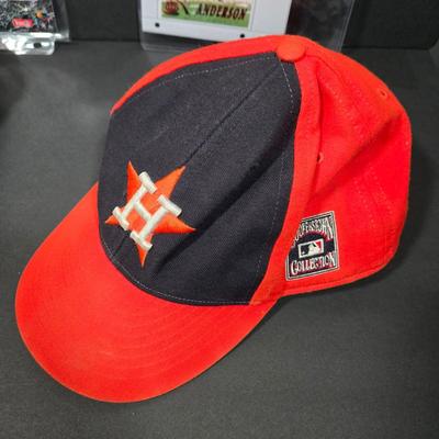 LOT 105X: Numbered Spectrum 24k Gold Signature Brett Favre Photo, Favre Cap, and More