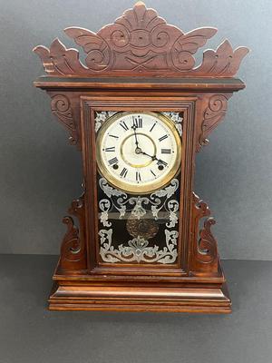 LOT 11: Antique / Vintage Wm. L. Gilbert Clock Co. Mantle Clock