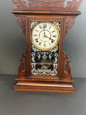 LOT 11: Antique / Vintage Wm. L. Gilbert Clock Co. Mantle Clock