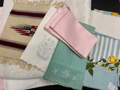 LOT 22: Vintage Embroidered Linens and More - Napkins, Placemats, etc.