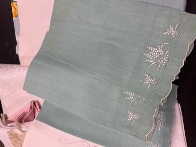 LOT 22: Vintage Embroidered Linens and More - Napkins, Placemats, etc.