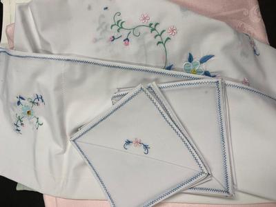 LOT 22: Vintage Embroidered Linens and More - Napkins, Placemats, etc.