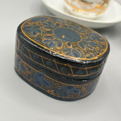 LOT 24: Trinket Dishes and Antique / Vintage Ceramic Souvenirs