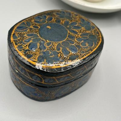 LOT 24: Trinket Dishes and Antique / Vintage Ceramic Souvenirs