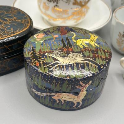 LOT 24: Trinket Dishes and Antique / Vintage Ceramic Souvenirs