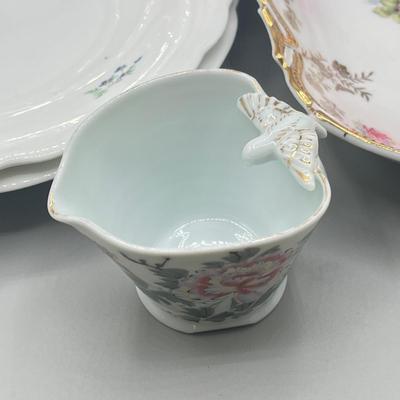 LOT 28: Mixed Ceramics Pieces