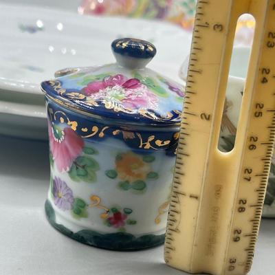 LOT 28: Mixed Ceramics Pieces