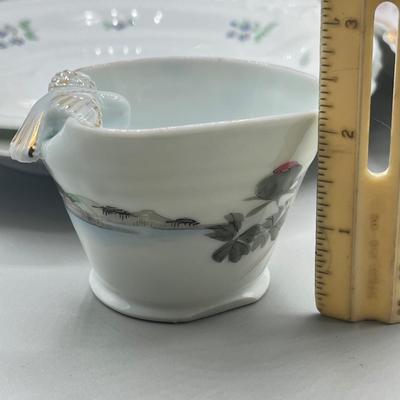 LOT 28: Mixed Ceramics Pieces