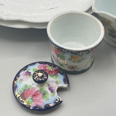 LOT 28: Mixed Ceramics Pieces