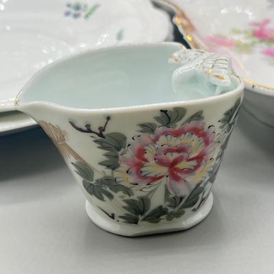 LOT 28: Mixed Ceramics Pieces