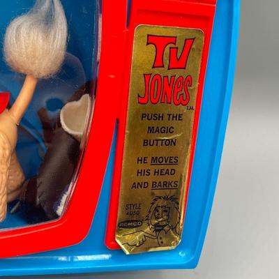 LOT 39: Remco 1966 Vintage TV Jones Poodle Dog Toy w/ Original TV Case and Accessories