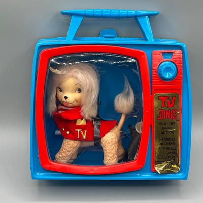 LOT 39: Remco 1966 Vintage TV Jones Poodle Dog Toy w/ Original TV Case and Accessories