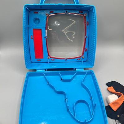 LOT 39: Remco 1966 Vintage TV Jones Poodle Dog Toy w/ Original TV Case and Accessories