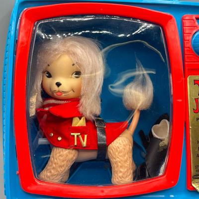 LOT 39: Remco 1966 Vintage TV Jones Poodle Dog Toy w/ Original TV Case and Accessories
