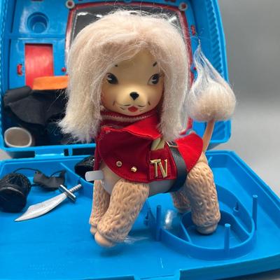 LOT 39: Remco 1966 Vintage TV Jones Poodle Dog Toy w/ Original TV Case and Accessories