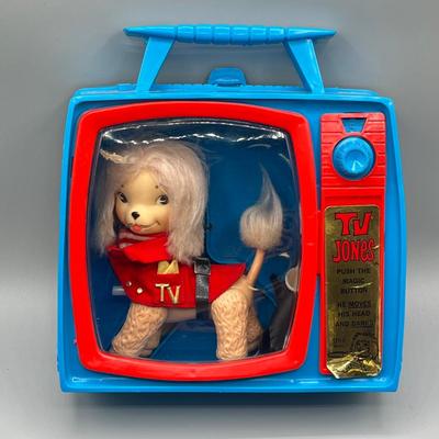 LOT 39: Remco 1966 Vintage TV Jones Poodle Dog Toy w/ Original TV Case and Accessories