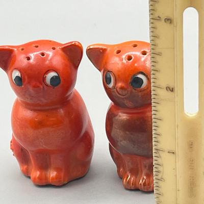 LOT 40: Vintage Cat Figurines - Salt and Pepper Shakers and More