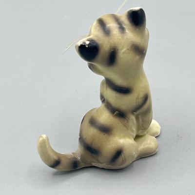 LOT 40: Vintage Cat Figurines - Salt and Pepper Shakers and More