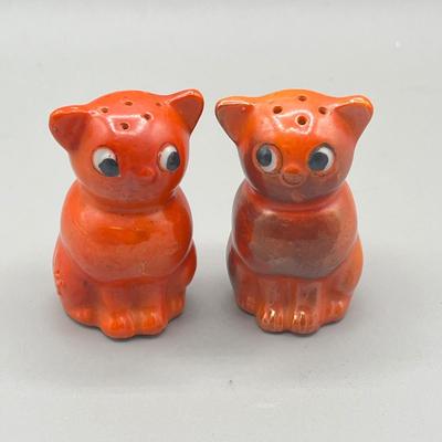 LOT 40: Vintage Cat Figurines - Salt and Pepper Shakers and More