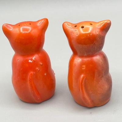 LOT 40: Vintage Cat Figurines - Salt and Pepper Shakers and More