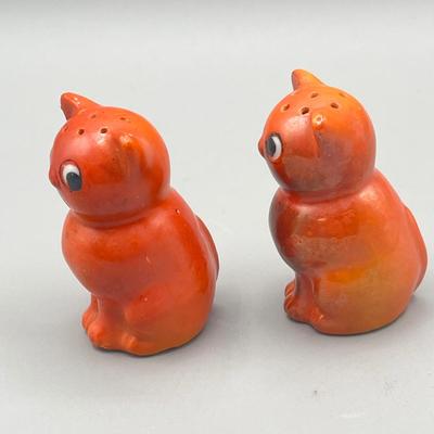 LOT 40: Vintage Cat Figurines - Salt and Pepper Shakers and More