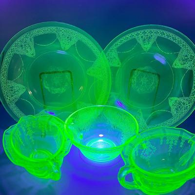 LOT 45: Uranium Glass Vintage Glassware