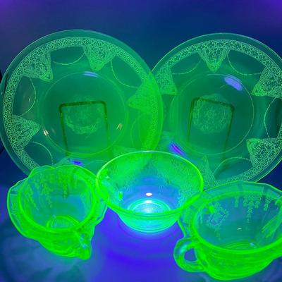 LOT 45: Uranium Glass Vintage Glassware