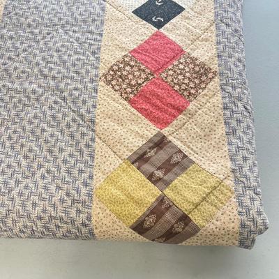 LOT 60: Antique Handmade Quilt