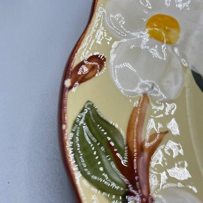 LOT 65: White Magnolia Pattern Vintage Stangl Pottery Dishes