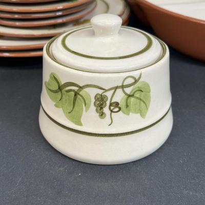 LOT 75: Golden Grape Pattern - Vintage Stangl Pottery Dishes