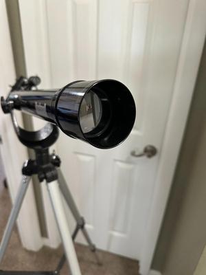 BUSHNELL 18-1561 TELESCOPE WITH TRIPOD