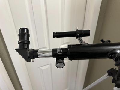 BUSHNELL 18-1561 TELESCOPE WITH TRIPOD