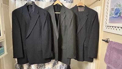 MEN’S BLAZERS/SUITS