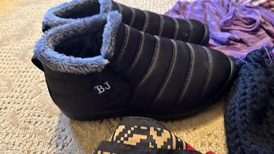 WOMENS ITEMS, SNOW SHOES, GLOVES, HATS SCARFS