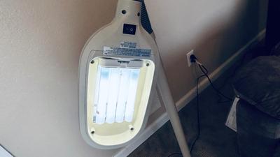 LIGHT RELIEF DEVICE AND LAMP